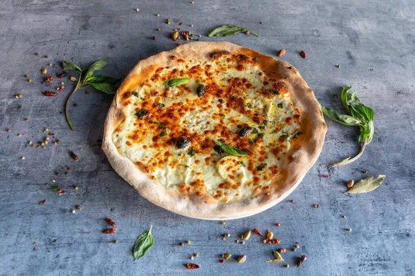 Den Berömda Foor Ostar Pizza Tillagad Med Traditionell Eld Stockfoto