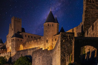 Ünlü unesco sitesi: Geceleyin ve galakside eski Carcassonne şehri 