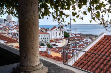 Tage nehri ve Alfama bölgesiyle Lizbon şehrinin ünlü manzarası