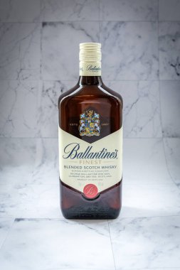 Lyon, FRANCE - 7 Haziran 2023: Ballantines viskisi. Ballantines, İskoçya 'nın Dumbarton şehrinde Pernod Ricard tarafından üretilen karıştırılmış viskidir..