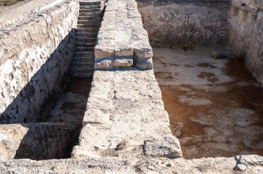 Yüzme havuzları ve su maskaralığı. Yunanistan 'ın Rodos adasındaki Kamiros adlı güzel antika şehir