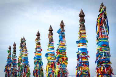 Olkhon Adası 'nın Burhan Burnu' nda bağlı kutsal sütunlar. Buryat gelenekleri. Baykal Gölü 'nün Şaman ve Budist ayinleri. Olkhon Adası, Baykal Gölü, Buryatia Cumhuriyeti Rusya