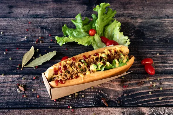 Leckerer Und Warmer Hot Dog Auf Holzboden — Stockfoto