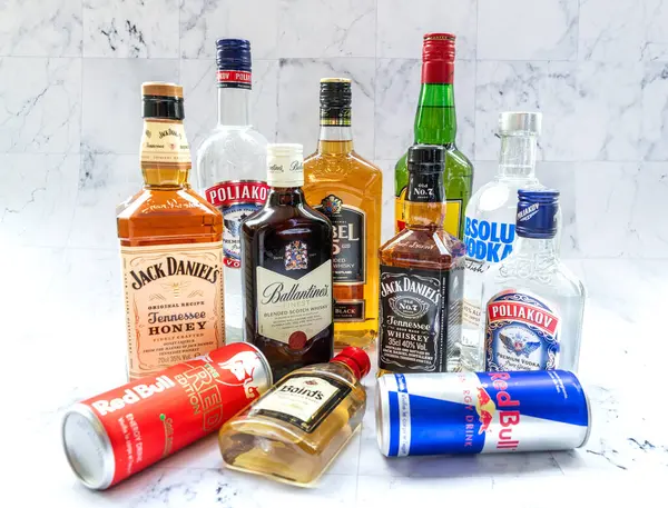 Вибір Пляшок Алкоголю Фоні Мармурової Плитки Відомі Бренди Вина Спиртних Ліцензійні Стокові Зображення