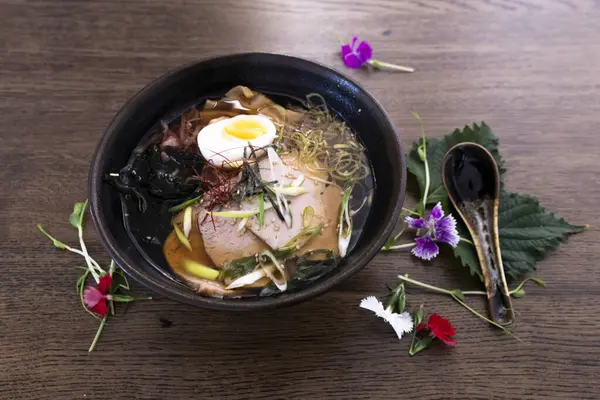 ランチ用に調理された有名なラーメンボウル 食べる準備ができているアジアの食べ物 ロイヤリティフリーのストック画像