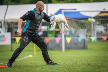 22 Haziran 2024, Saint Didier de Formans, Fransa: Adrian Stoica İtalyan uyruklu bir köpek eğitmeni. Amerika Birleşik Devletleri 'nde yaygın olarak uygulanan bir spor olan Disk Köpeği' ni çalışır ve öğretir. Köpeği Kasırga ile, 6 kez dünya şampiyonu oldu.