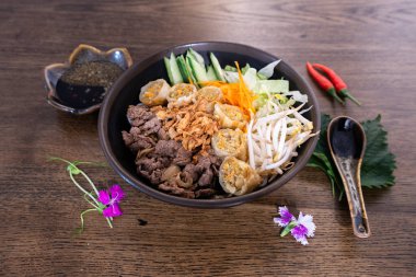 Öğle yemeği için ünlü bobun kasesi. Asya yemekleri yemeye hazır.