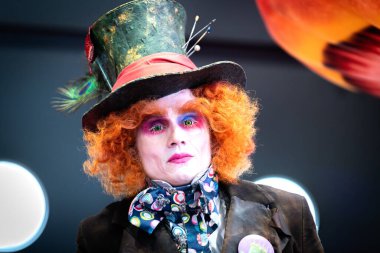 Ocak 07: 2024 Chassieux Eurexpo Auvergne Rhone Alpes France: Lyon yakınlarında serbest bir alanda Cosplay festivali. Bir adam Alice Harikalar Diyarı 'ndaki Çılgın Şapkacı' yı canlandırıyor..