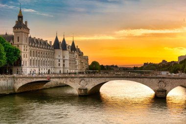 Consiergerie, Pont Neuf ve Seine nehri güneşli yaz günbatımında tur teknesiyle, Paris, Fransa