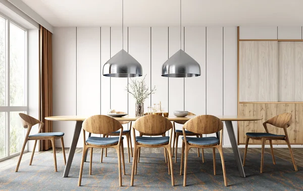 Interieur Des Modernen Esszimmers Esstisch Und Holzstühle Gegen Weiße Wandtäfelung — Stockfoto