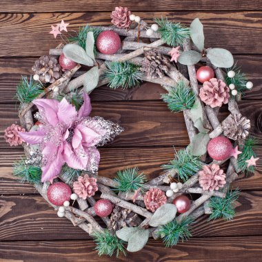 Ahşap arka plan üzerinde Noel dekoratif çelenk