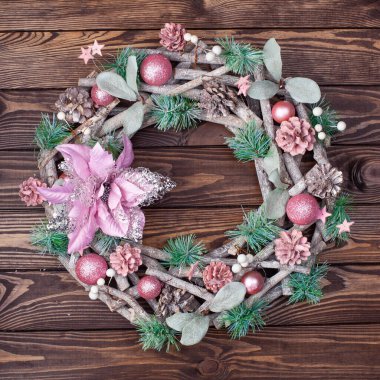 Ahşap arka plan üzerinde Noel dekoratif çelenk