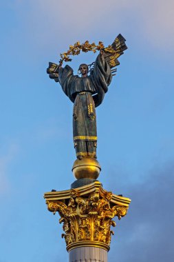 Kyiv, Ukrayna - 13 Kasım 2022: Kyiv 'deki Meydan Nazalezhnosti' deki Bağımsızlık Anıtı