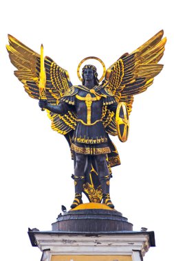 KIEV UKRAINE 13 Kasım 2022: Kiev 'in bağımsızlık meydanındaki Baş Melek Michael Saint' in altın kaplama bronz heykeli (Maydan Nezalezhnosti)