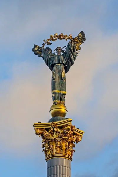 ウクライナ キエフ 2022年11月13日 キエフのマダン ナザレジノスティ独立記念碑 — ストック写真