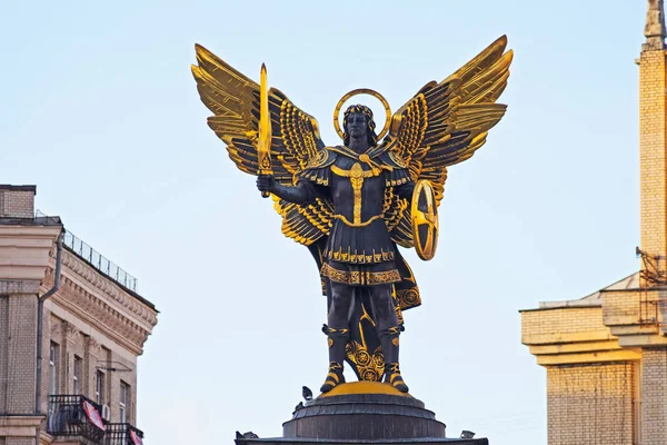 Kiev Ucrânia Novembro 2022 Estátua Bronze Banhado Ouro Arcanjo Michael — Fotografia de Stock