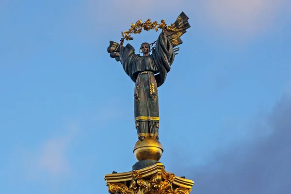 ウクライナ キエフ 2022年11月13日 キエフのマダン ナザレジノスティ独立記念碑 — ストック写真