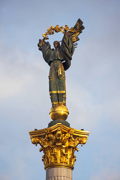 Киев, Украина - 13 ноября 2022 года: Памятник Независимости на Майдане Назалежности в Киеве