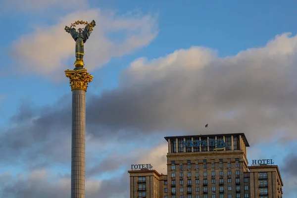 キエフ ウクライナ 2022年11月13日 キエフのMaidan Nazalezhnostiにある独立記念碑とホテル ウクライナ — ストック写真