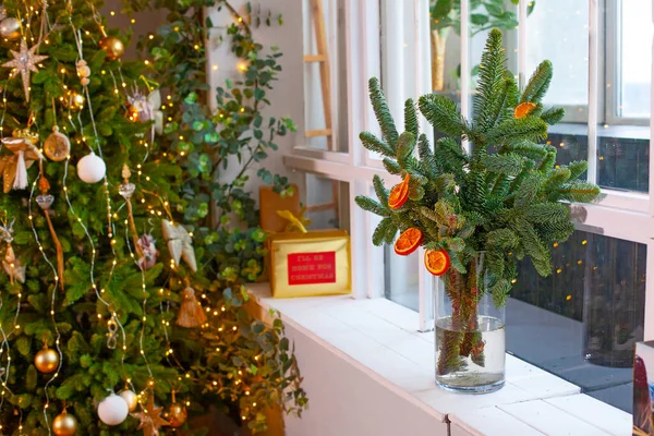 Φιρ Μπουκέτο Διακοσμημένο Αποξηραμένα Πορτοκάλια Στο Τραπέζι Των Χριστουγέννων — Φωτογραφία Αρχείου