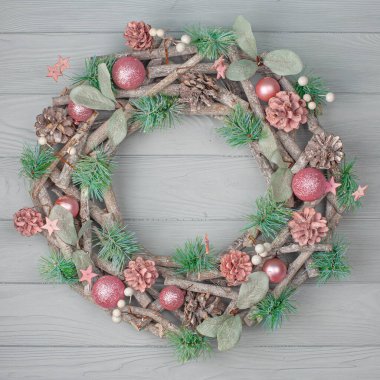 Hafif ahşap arka planda Noel çelengi