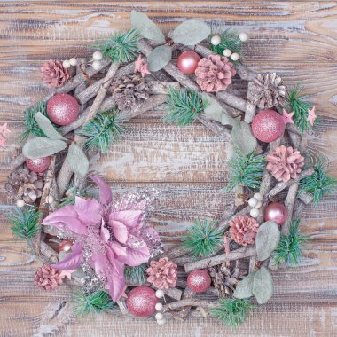 Hafif ahşap arka planda Noel çelengi