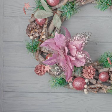 Hafif ahşap arka planda Noel çelengi