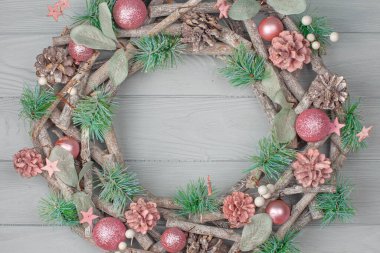 Hafif ahşap arka planda Noel çelengi