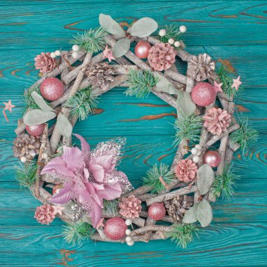 Turkuaz ahşap arka planda Noel çelengi