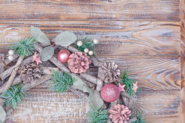 Hafif ahşap arka planda Noel çelengi