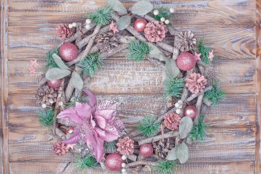 Hafif ahşap arka planda Noel çelengi