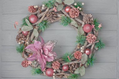 Hafif ahşap arka planda Noel çelengi