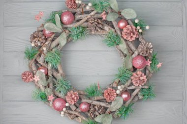 Hafif ahşap arka planda Noel çelengi