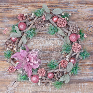 Hafif ahşap arka planda Noel çelengi