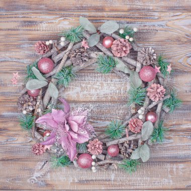 Hafif ahşap arka planda Noel çelengi