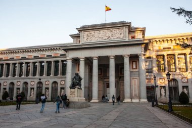 MADRID, İspanya - 7 Şubat 2022: Diego Rodriguez Velazquez 'in 7 Şubat 2022 tarihinde İspanya' nın Madrid kentindeki Prada Müzesi 'nin önündeki heykeli.