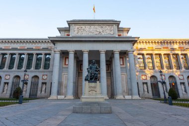 MADRID, İspanya - 7 Şubat 2022: Diego Rodriguez Velazquez 'in 7 Şubat 2022 tarihinde İspanya' nın Madrid kentindeki Prada Müzesi 'nin önündeki heykeli.