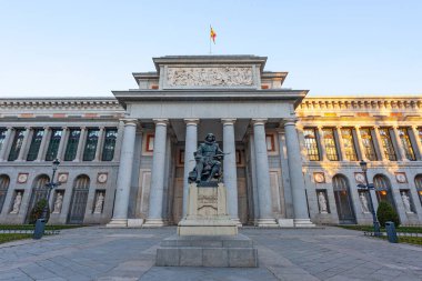 MADRID, İspanya - 7 Şubat 2022: Diego Rodriguez Velazquez 'in 7 Şubat 2022 tarihinde İspanya' nın Madrid kentindeki Prada Müzesi 'nin önündeki heykeli.