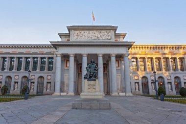 MADRID, İspanya - 7 Şubat 2022: Diego Rodriguez Velazquez 'in 7 Şubat 2022 tarihinde İspanya' nın Madrid kentindeki Prada Müzesi 'nin önündeki heykeli.