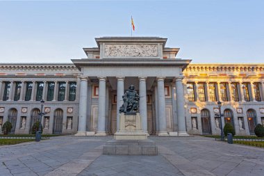 MADRID, İspanya - 7 Şubat 2022: Diego Rodriguez Velazquez 'in 7 Şubat 2022 tarihinde İspanya' nın Madrid kentindeki Prada Müzesi 'nin önündeki heykeli.