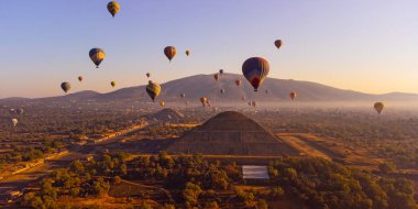 Sunrise on hot air balloon over the Teotihuacan pyramid