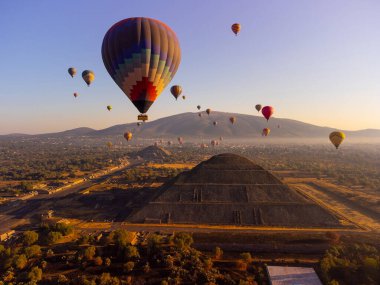 Teotihuacan piramidinin üzerinde sıcak hava balonunda gün doğumu
