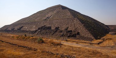 Teotihuacan harabelerinde Güneş Piramidinin Vew 'ı - Mexico City, Meksika