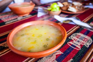 Peru 'da geleneksel yemek, taze ev yapımı ekmek tortilla çorbası. 