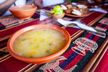 Peru 'da geleneksel yemek, taze ev yapımı ekmek tortilla çorbası. 
