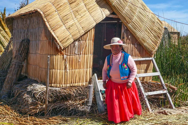 Uros Peru April 2022 Women Traditional Dresses House Floating Uros — Photo