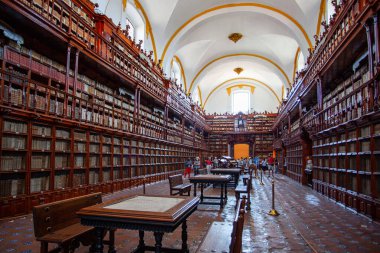 Puebla, Meksika - 17 Mart 2022: 1646 'da kurulan Palafoxiana kütüphanesi, 15. yüzyıldan 20. yüzyıla kadar Meksika' daki ilk halk kütüphanesiydi..