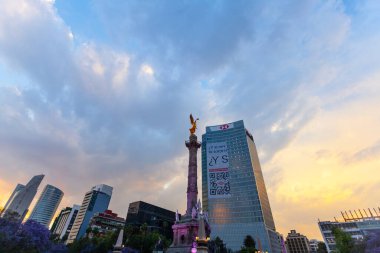 Mexico City CDMX, Meksika, - 15 Mart 2022, Reforma Bulvarı 'ndaki Bağımsızlık Meleği kavşağının gün batımında panoramik görüntüsü. Gece ışığı ufuk çizgisi arkaplanı