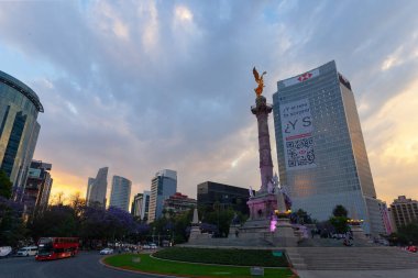 Mexico City CDMX, Meksika, - 15 Mart 2022, Reforma Bulvarı 'ndaki Bağımsızlık Meleği kavşağının gün batımında panoramik görüntüsü. Gece ışığı ufuk çizgisi arkaplanı