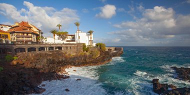 PUERTO DE LA CRUZ, İspanya - 1 Mart 2022: Tenerife, Kanarya Adaları 'ndaki popüler bir turizm kasabasının Quay' ı.